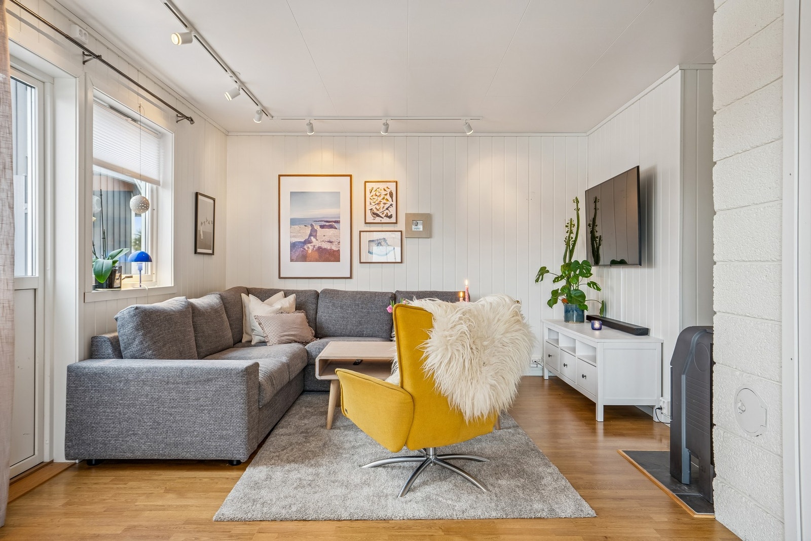 Fra stuen er det utgang til en romslig og solrik terrasse Galleribilde