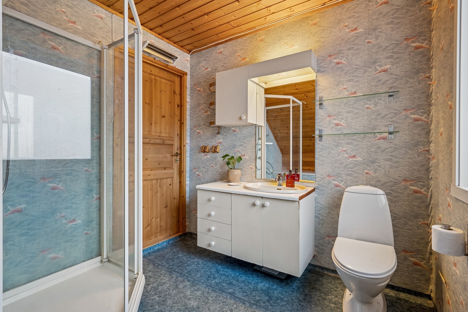 Badet som ligger i loftsetasjen Galleribilde