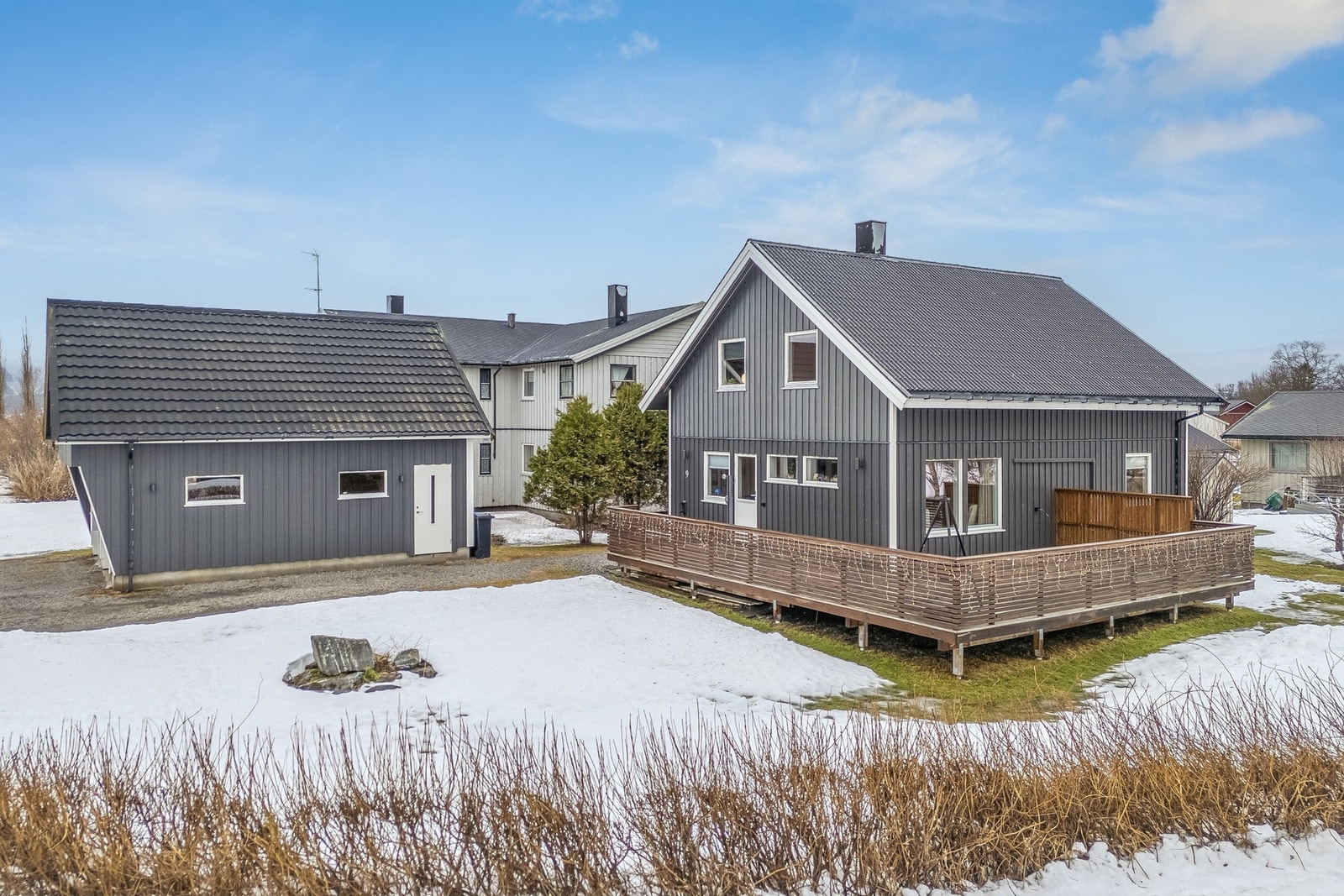 Boligen har en flott beliggenhet på hjørnetomt Galleribilde