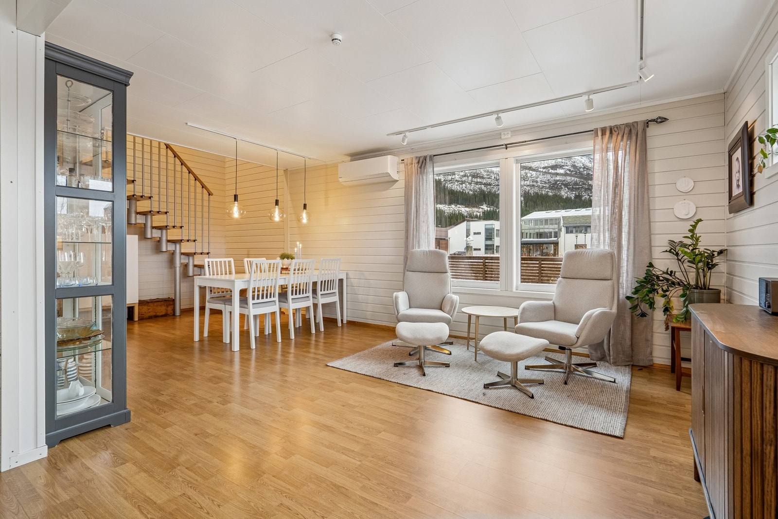 Koselig vinklet stue/spisestue Galleribilde