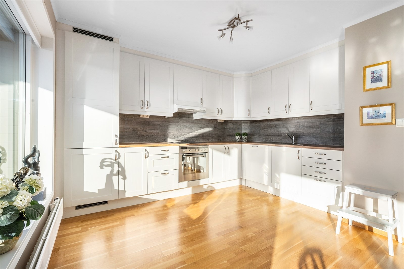 Kjøkkenet er fullt utstyrt med integrert oppvaskmaskin, komfyr, steketopp og kjøleskap med frysedel av merket Whirlpool. Galleribilde