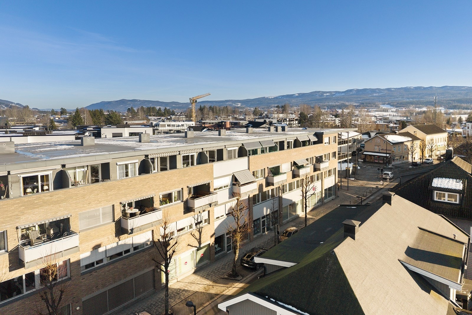 Her bor du med umiddelbar nærhet til tog, buss, butikker, hyggelige spisesteder og alle nødvendige servicetilbud. Galleribilde