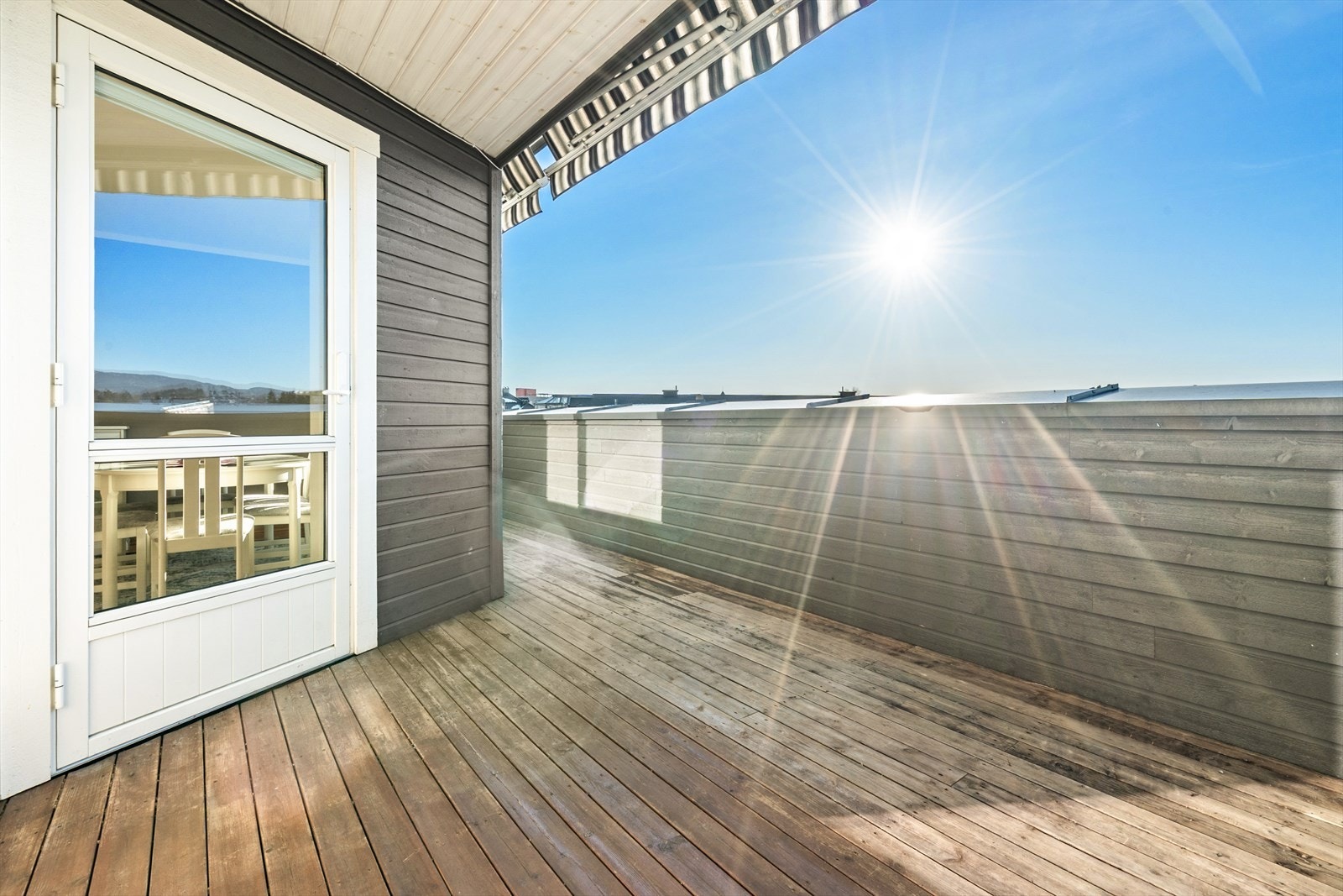 Terrassen er delvis overbygd, noe som skaper et hyggelig og lunt uteområde med god plass til en sittegruppe. Galleribilde