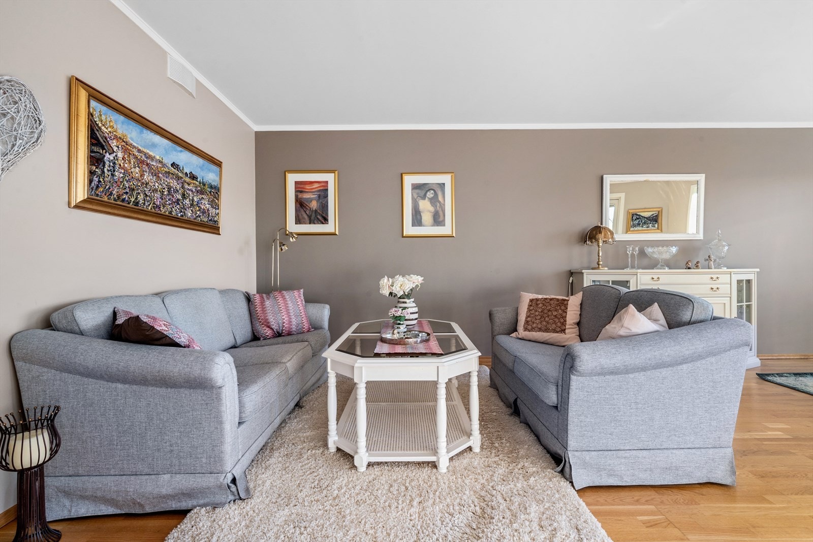 Rommet er malt i behagelige fargetoner og gir plass til møblering av både sofa- og spisegruppe. Galleribilde