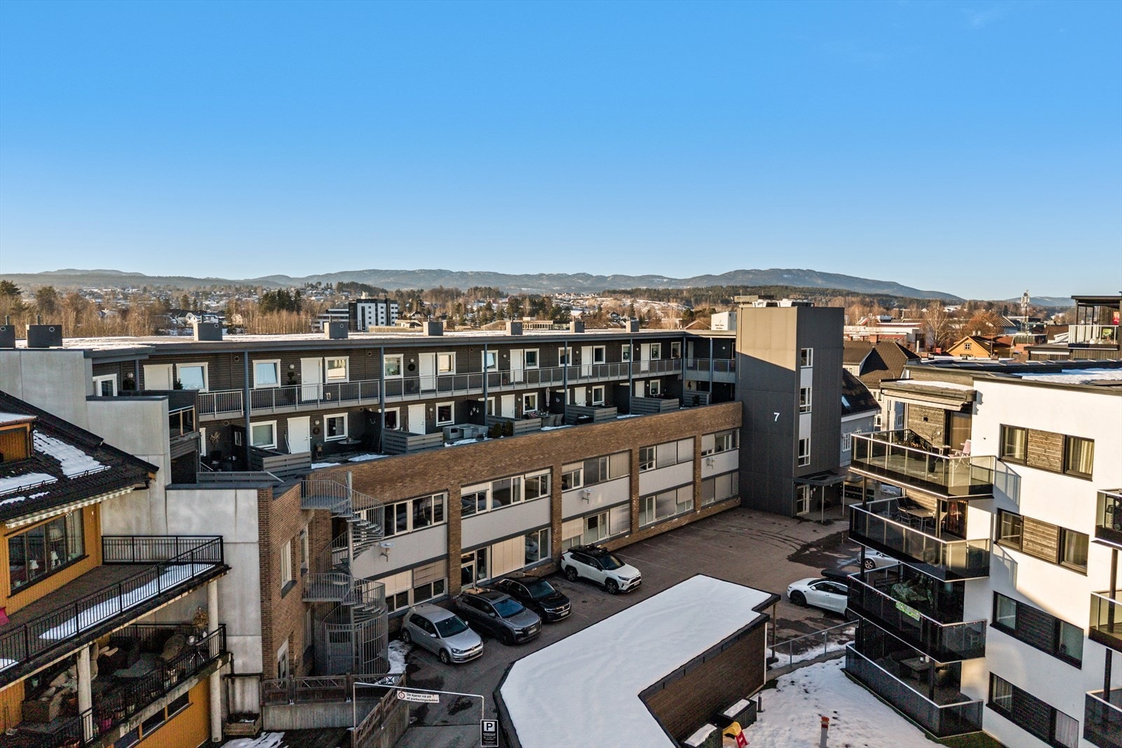 Lys og trivelig 3-roms leilighet med vannbåren gulvvarme, heis og garasje. Galleribilde