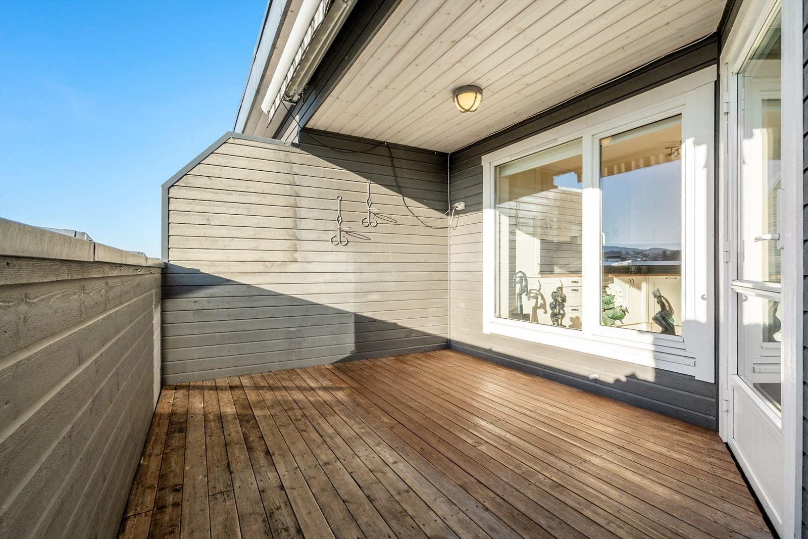 Med utgang fra stue har man en romslig og skjermet terrasse. Galleribilde