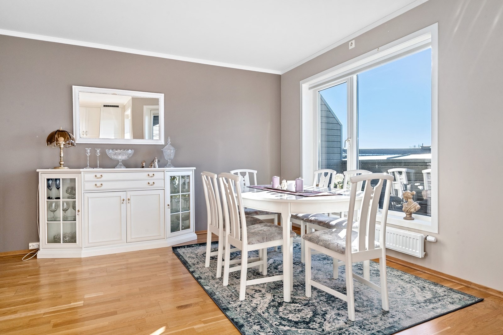 Med plass til et romslig spisebord er det mulighet for å samle familie og venner til hyggelige måltider. Galleribilde