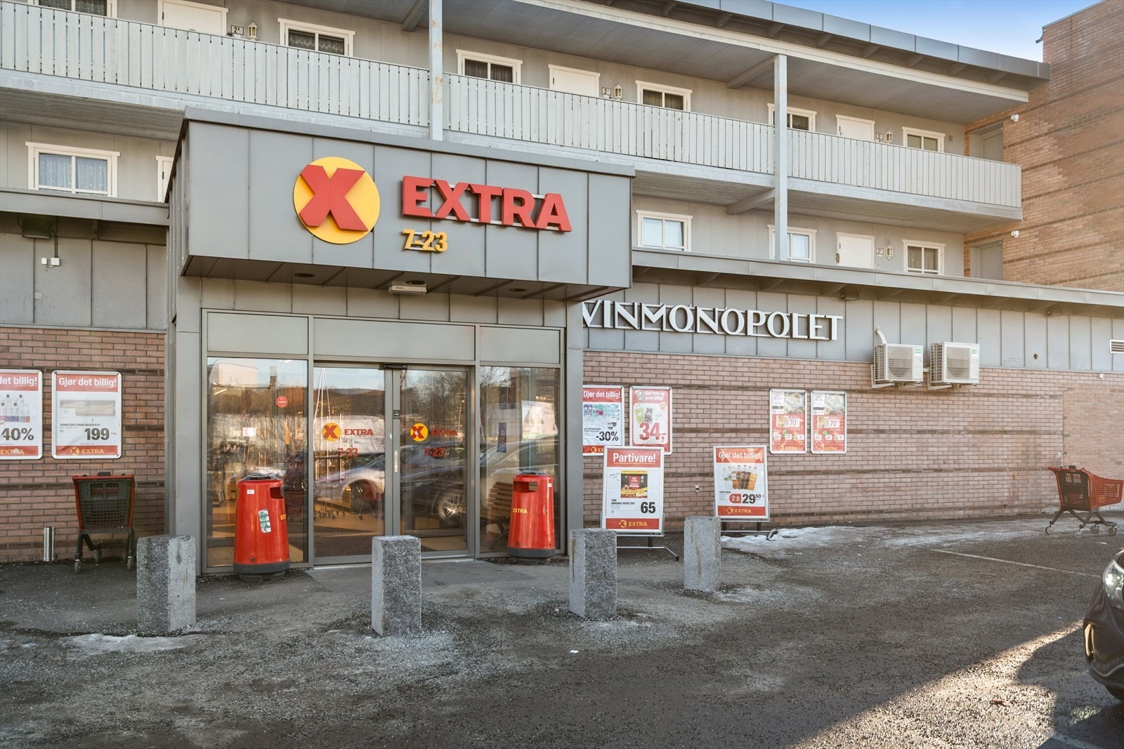 Umiddelbar nærhet til nærsenter med post i butikk, Matforretingen Extra og Vinmonopol Galleribilde