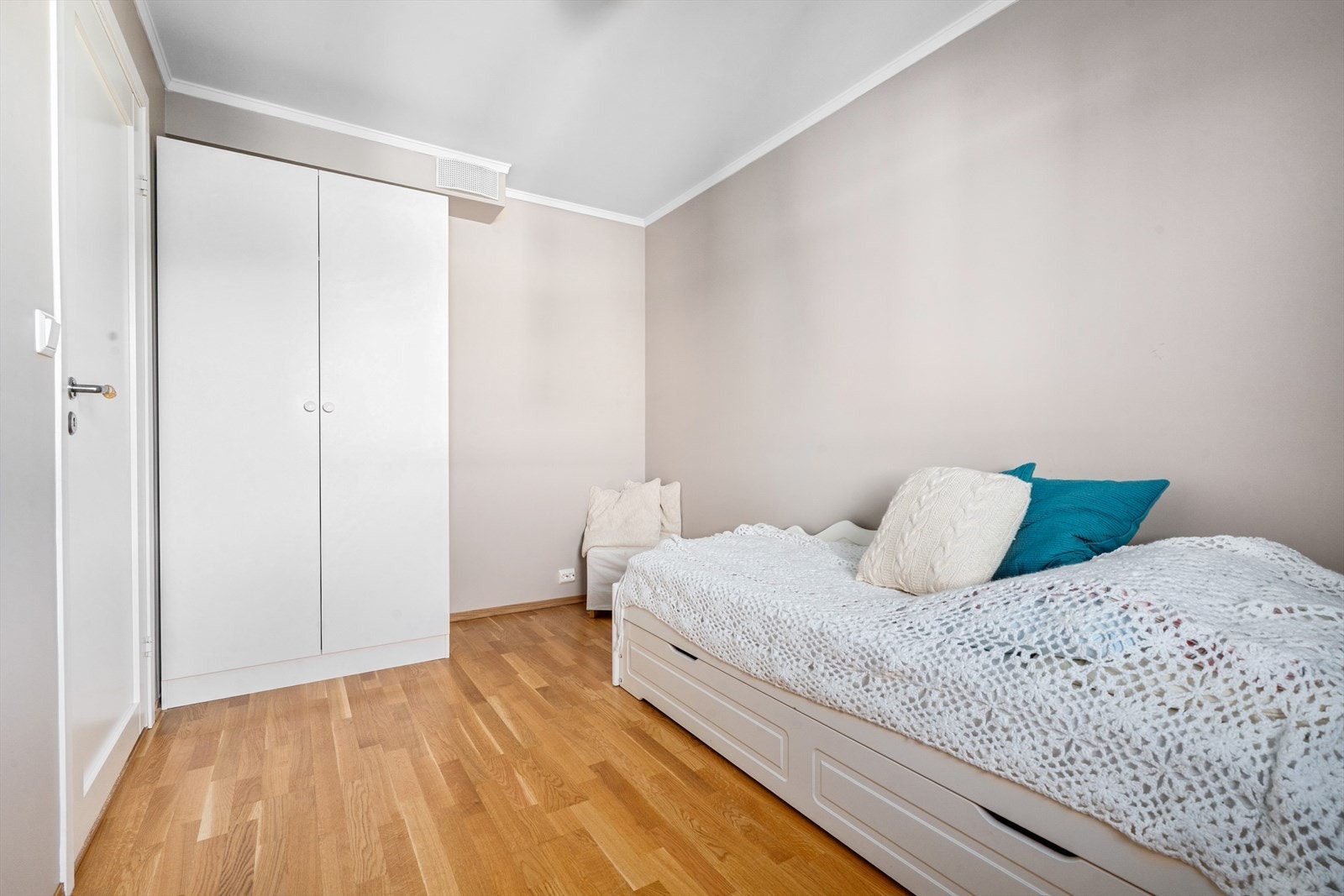 På dette rommet er det også et garderobeskap for oppbevaring. Galleribilde