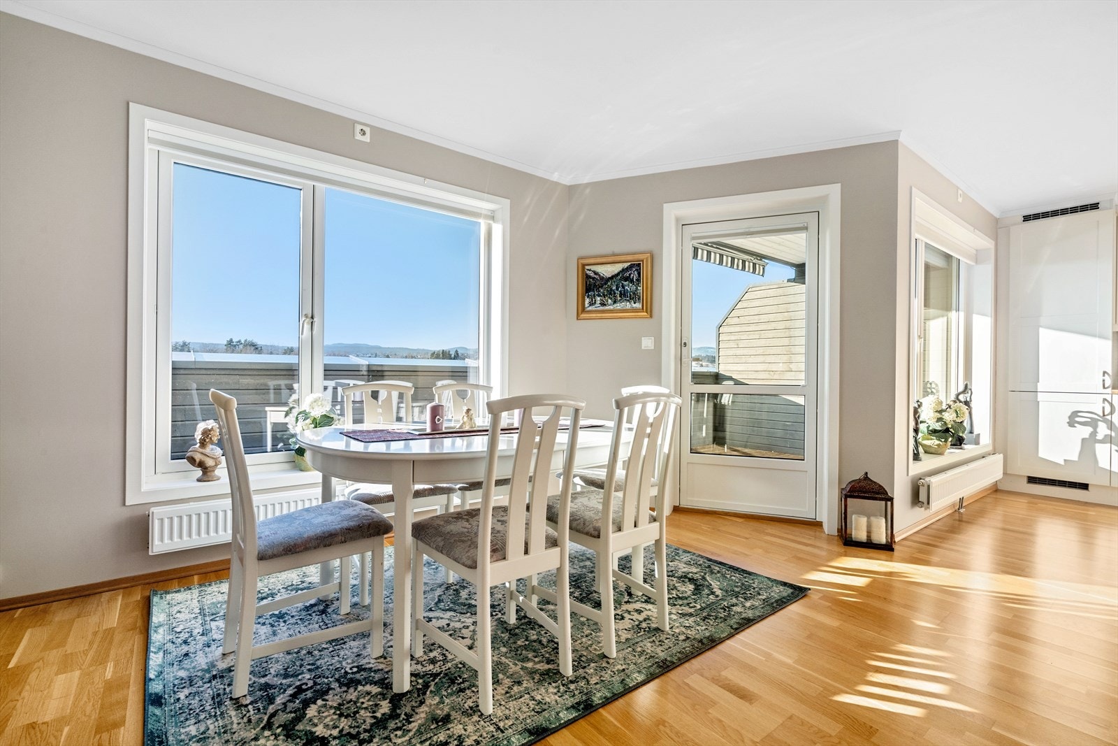 Fra stuen er det også utgang til terrassen Galleribilde