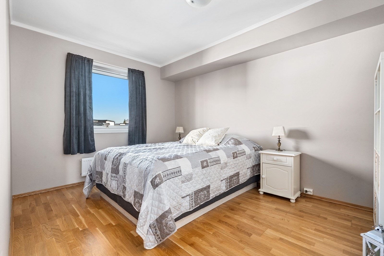 Leiligheten har totalt 2 soverom - Hovedsoverommet gir plass til møblering av dobbeltseng, samt oppbevaring om ønskelig. Galleribilde