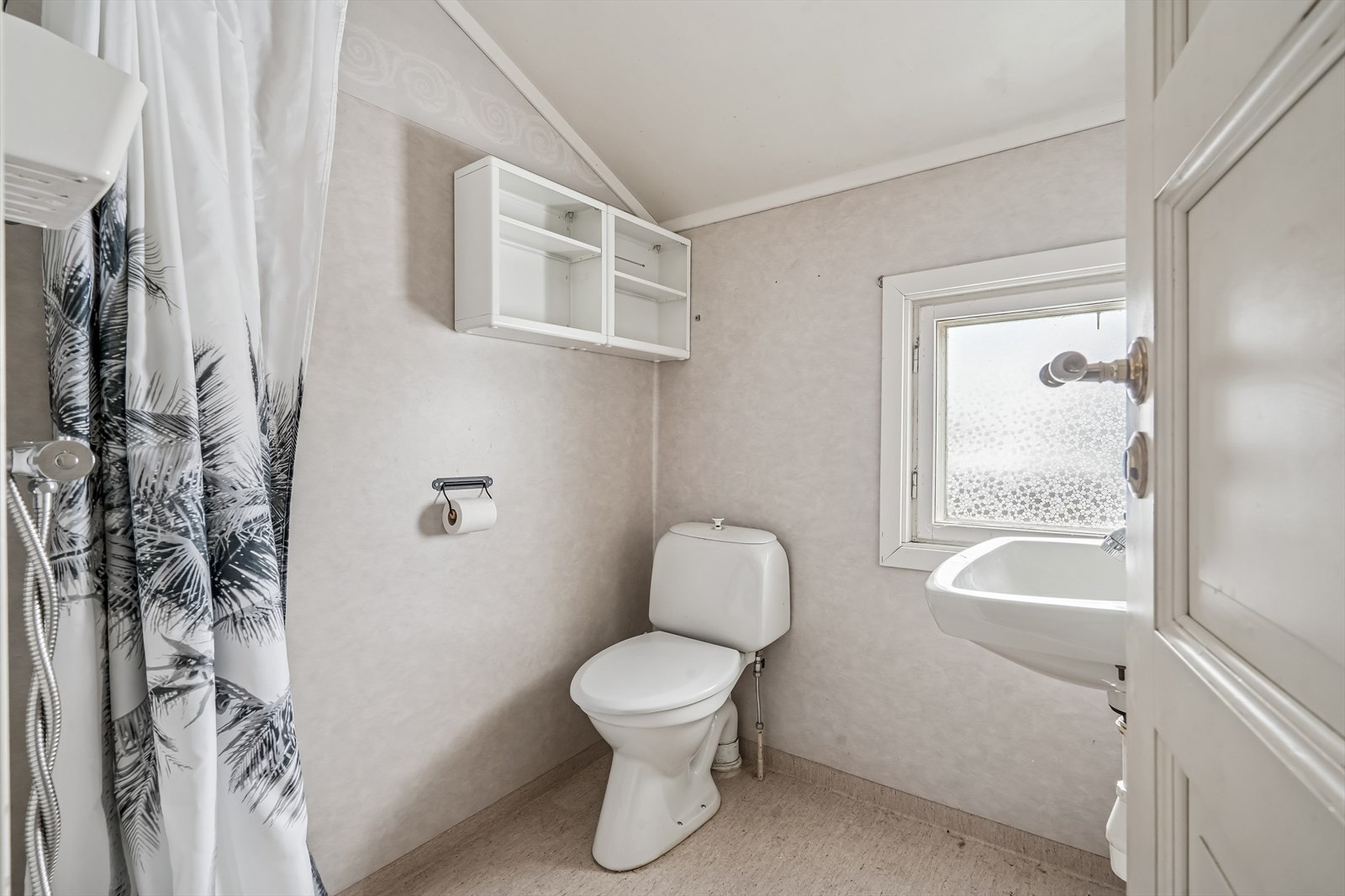 Bad med dusjløsning i boligens andre etasje Galleribilde