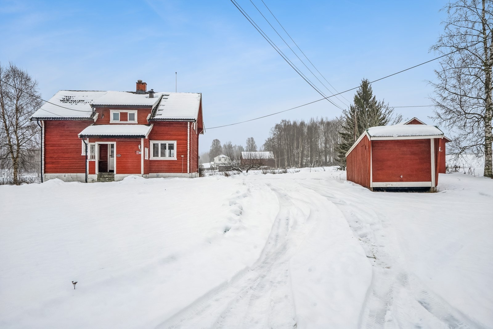 Fasade med garasje og innkjørsel Galleribilde