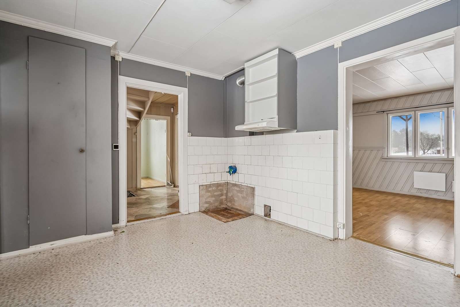 Kjøkkenhjørnet der det tidligere har stått en eldre vedkomfyr Galleribilde