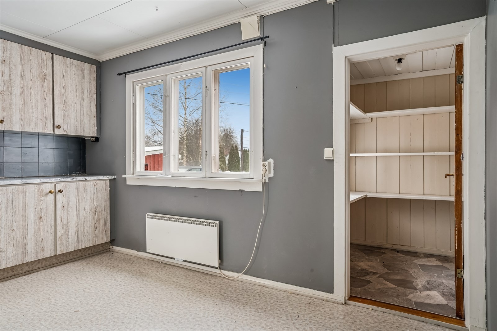 Fra kjøkken er det en liten matbod/skafferi - en praktisk plass til oppbevaring av tørrvarer, kjøkkenmaskiner og annet. Galleribilde