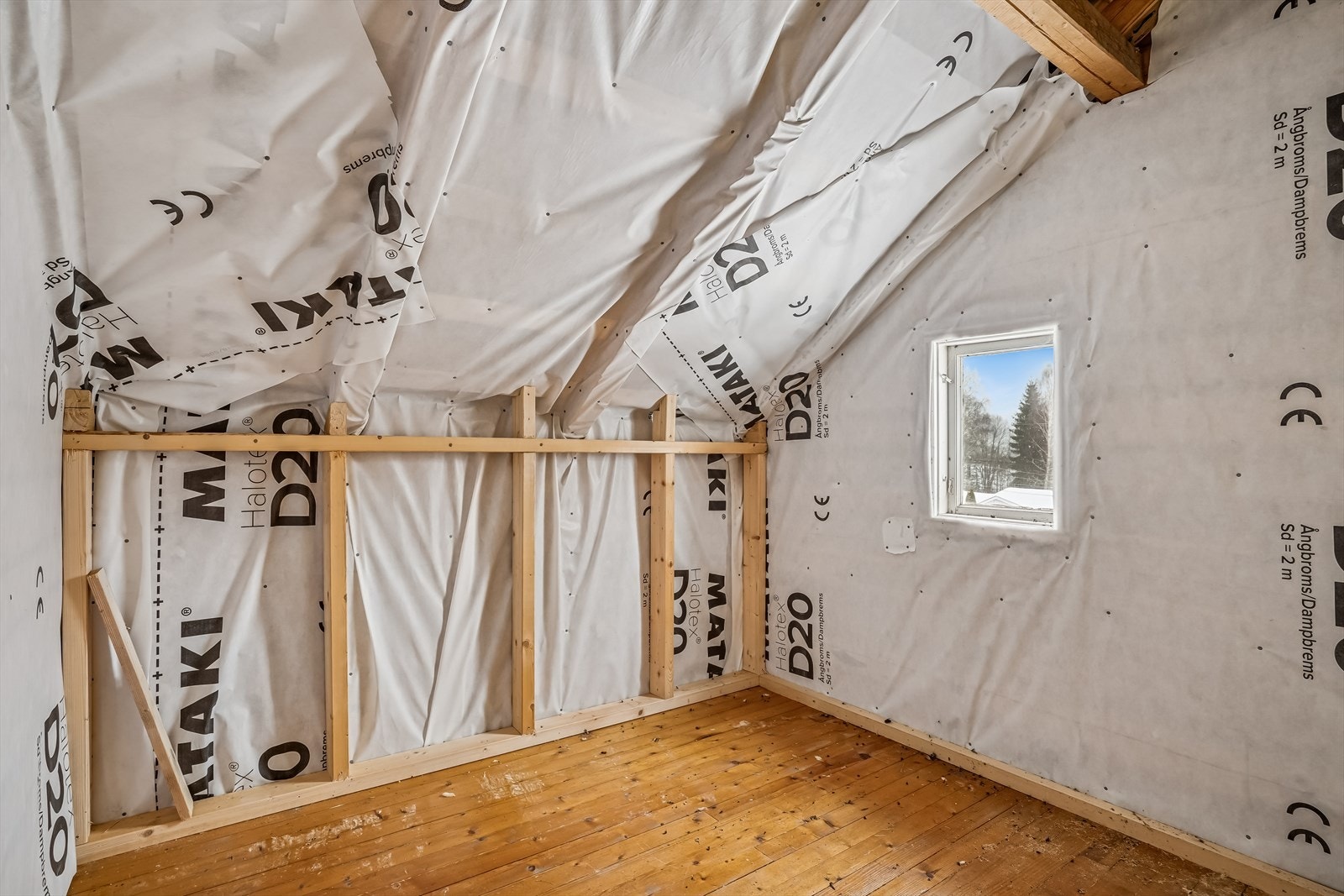 Et ekstra rom i andre etasje der det er startet oppussing Galleribilde