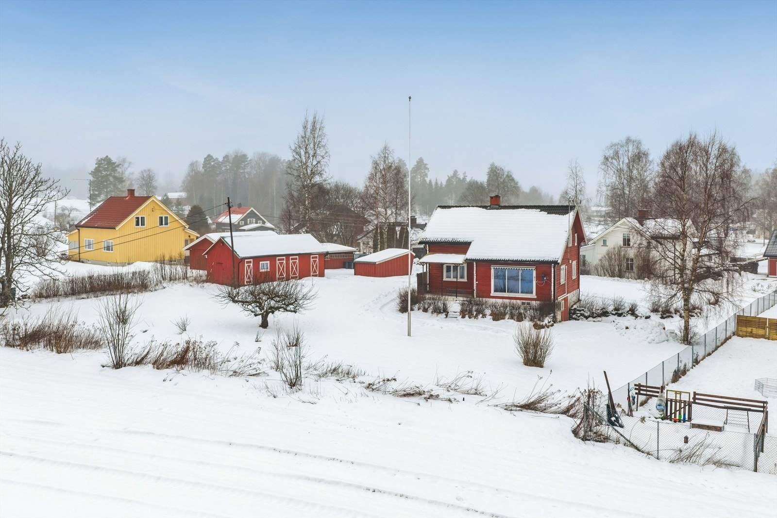 Eiendommen ligger i familievennlig og etablert boligområde med nærhet til natur Galleribilde