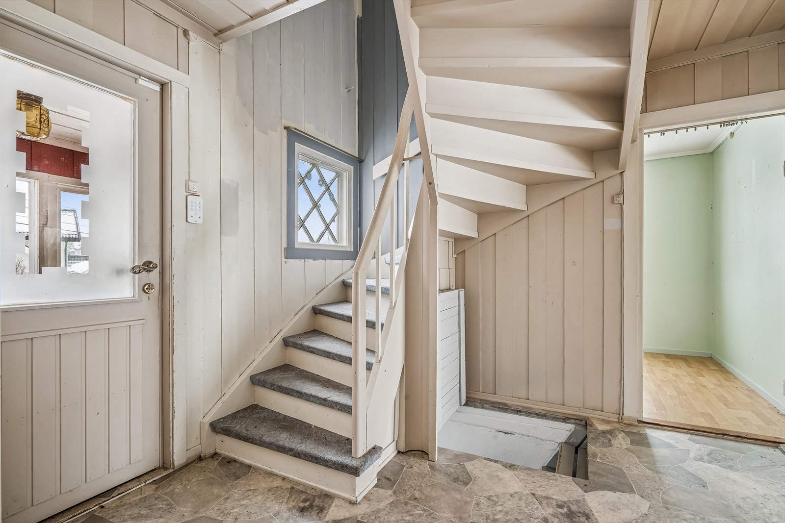 Inngangsparti med trappeløp til andre etasje og nedgang kjeller. Galleribilde