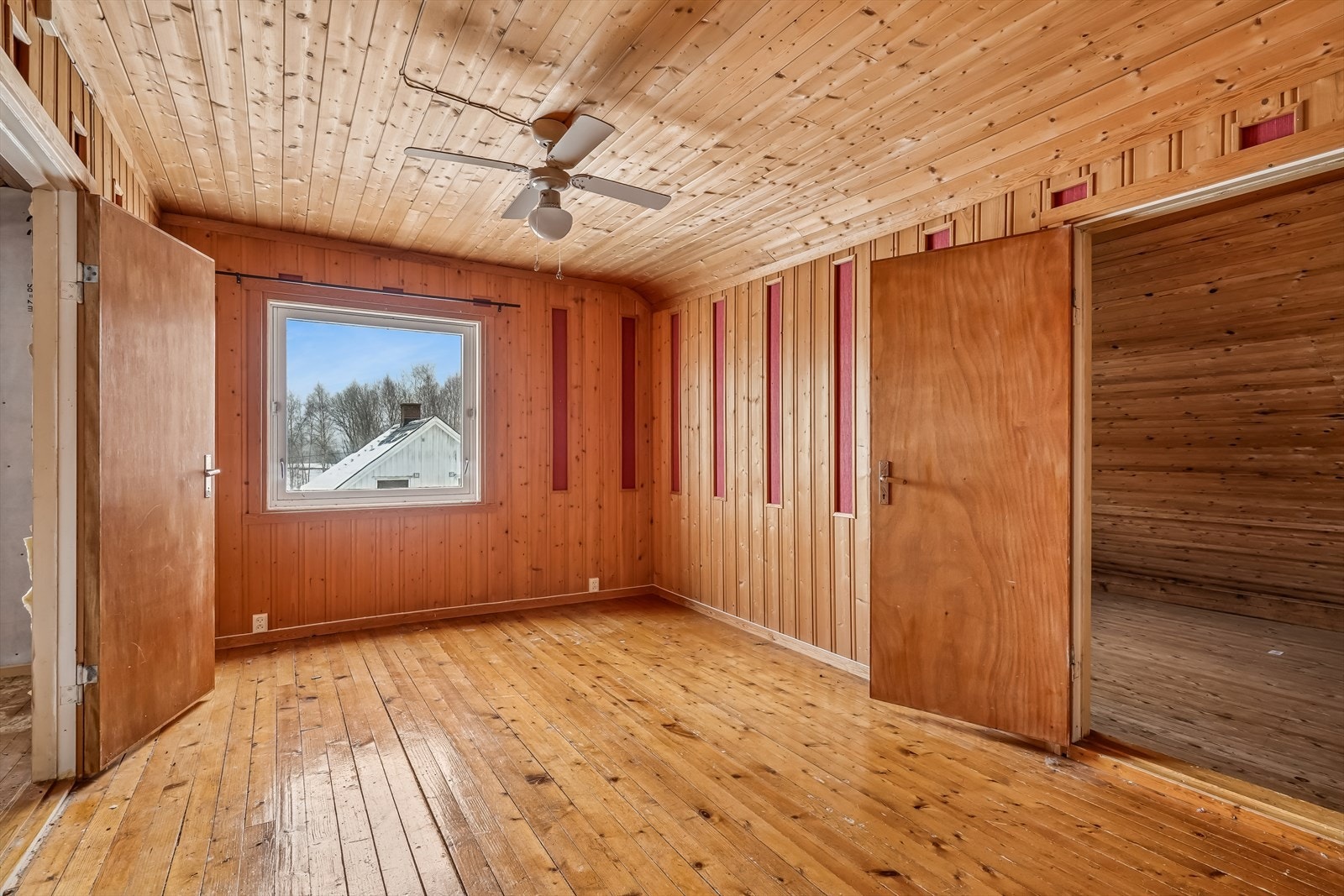 Boligen har i alt tre soverom, ett soverom i første etasje og to i andre Galleribilde