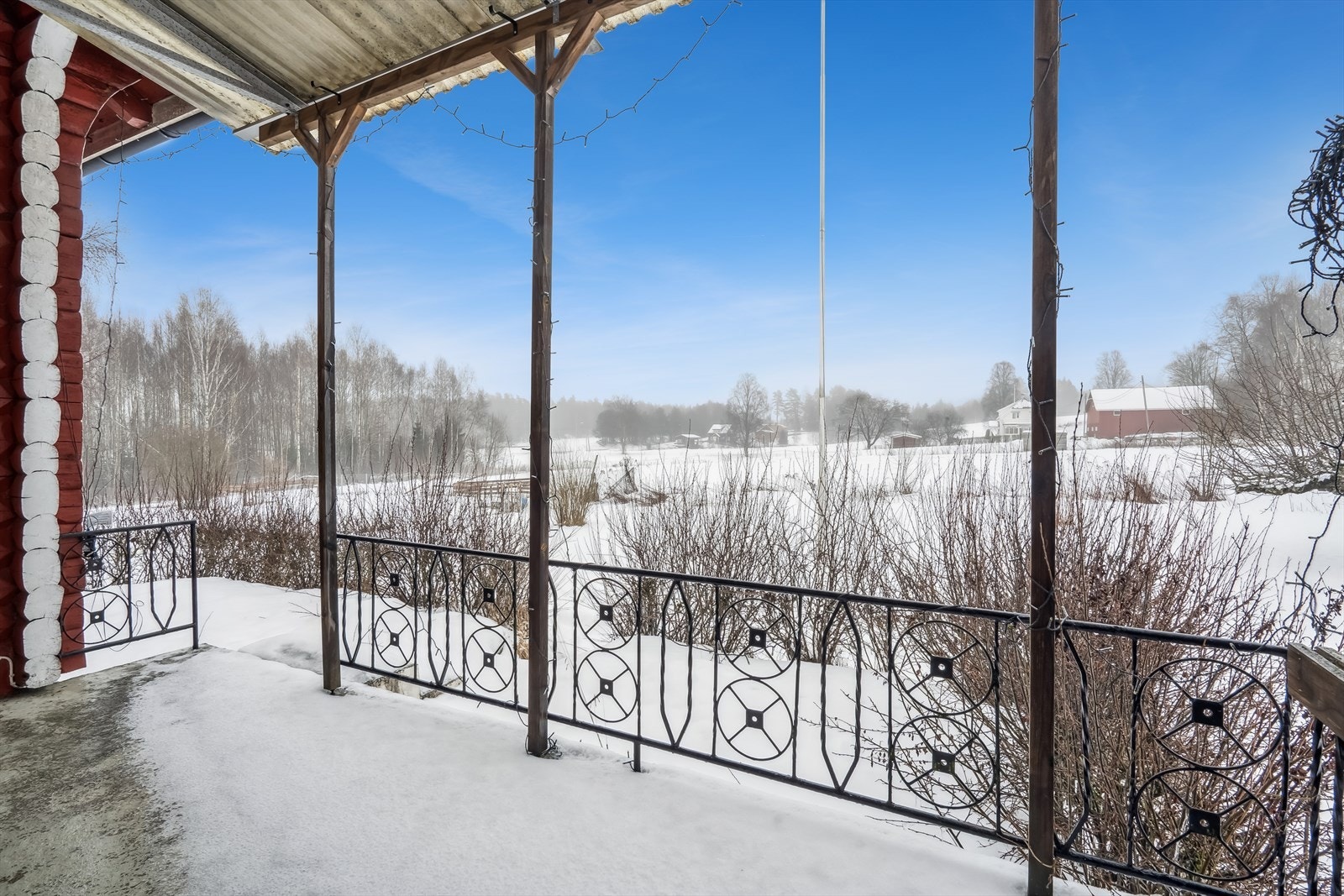 Tilgang til overbygget terrasse ut fra stue Galleribilde