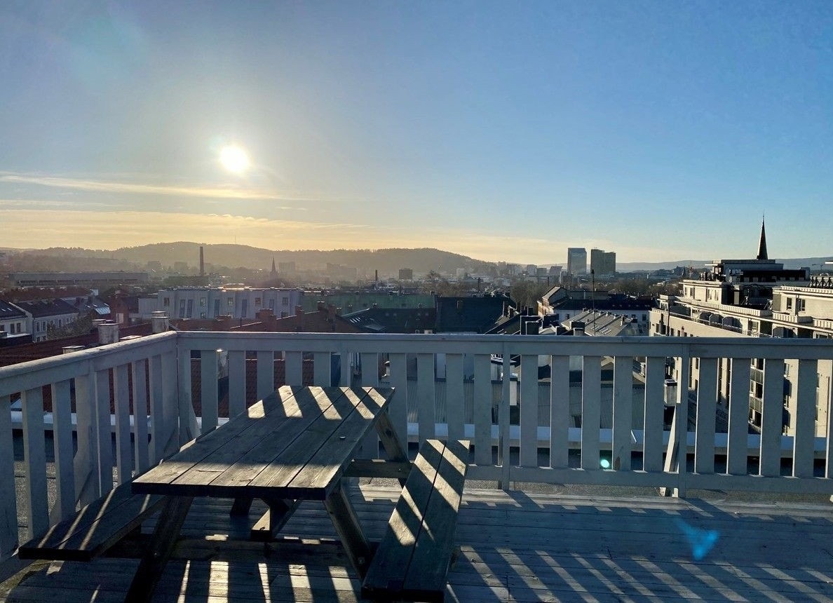 Felles takterrasse med sol og utsikt. Galleribilde