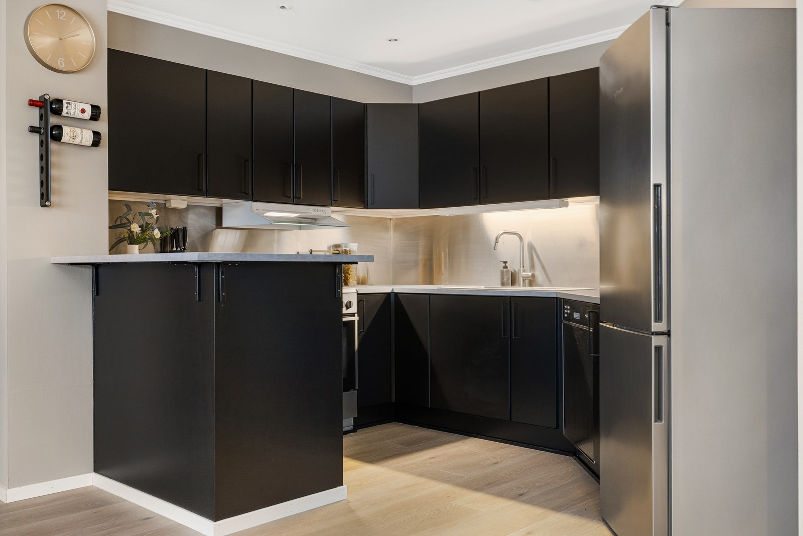 Pent kjøkken med slette fronter, laminat benkeplate og godt med skapplass Galleribilde