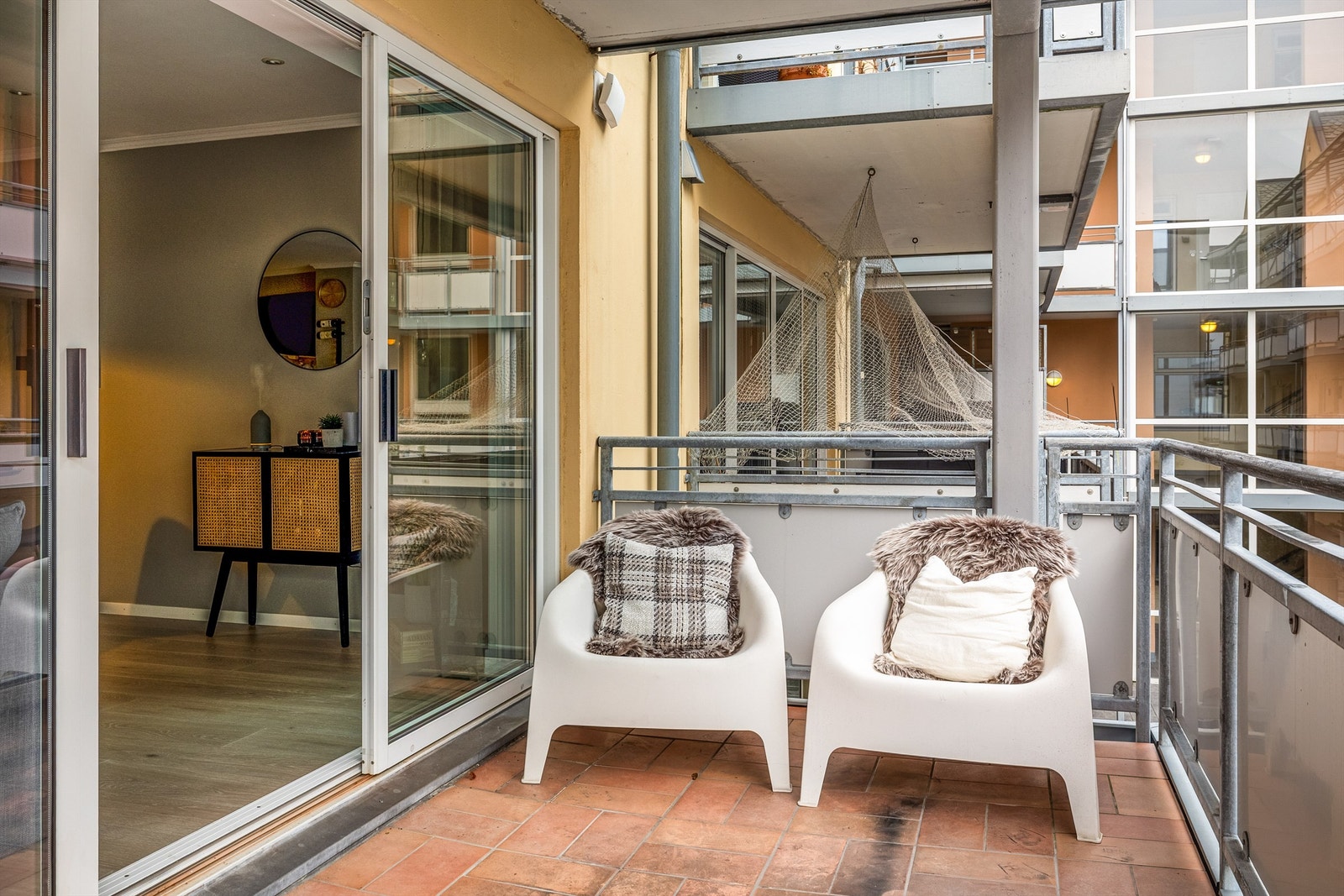 Fin uteplass med god plass til møblering Galleribilde