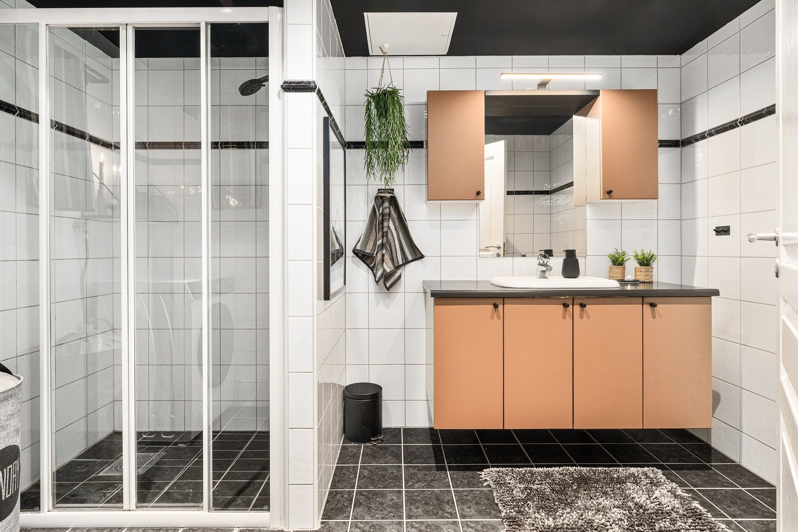 Flislagt bad med dusjnisje og gulvvarme Galleribilde