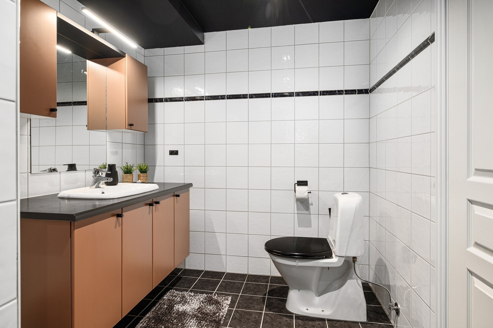 God funksjonalitet med innredning, servant og opplegg for vaskemaskin Galleribilde