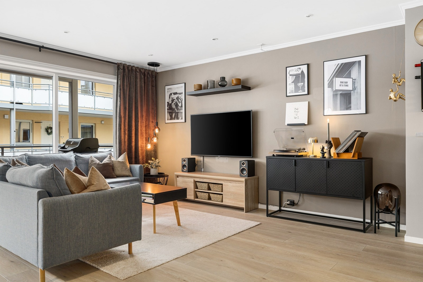 Lys og trivelig stue med slette overflater og laminat, i åpen løsning mot kjøkken Galleribilde