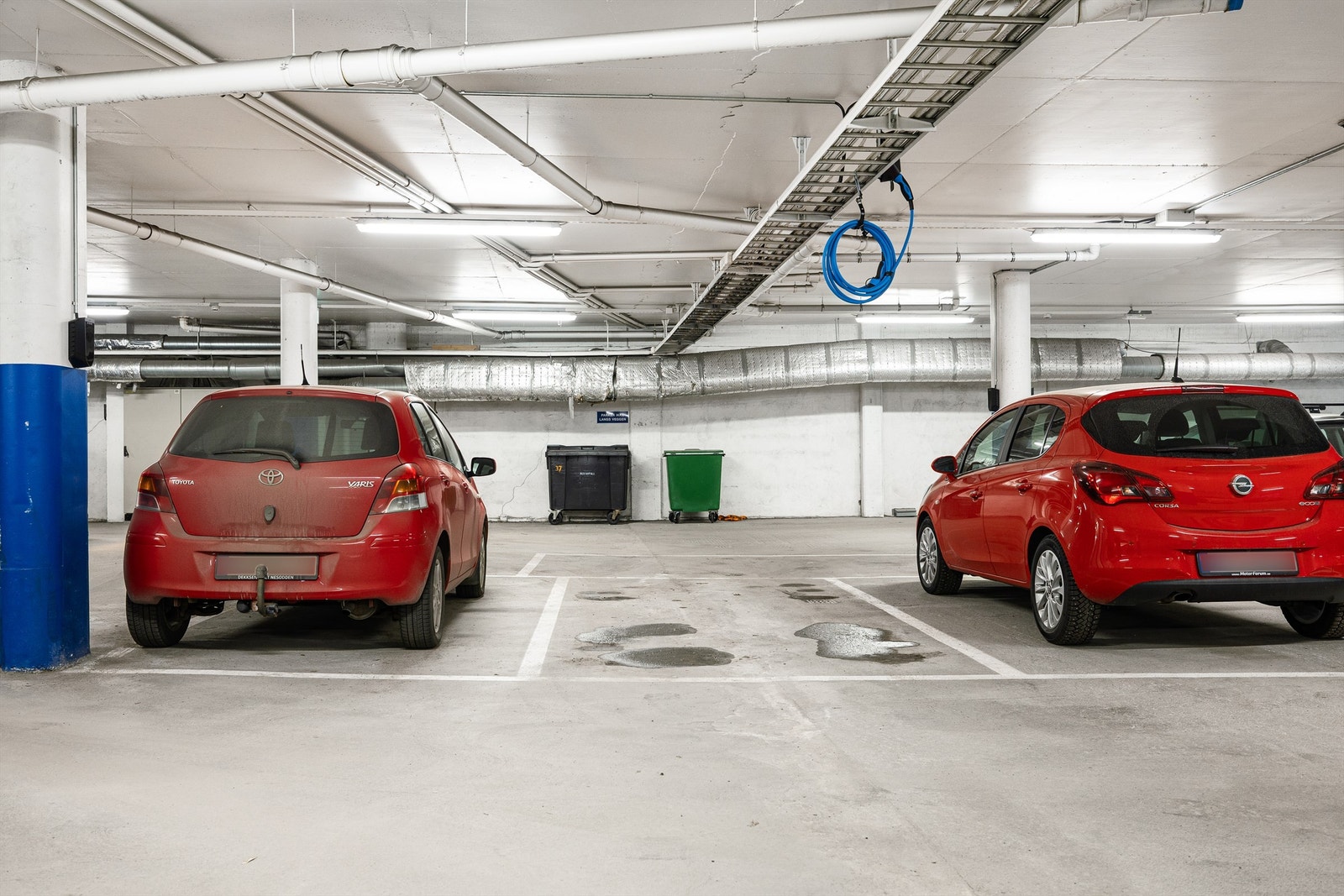 Garasjeplass med elbillader Galleribilde