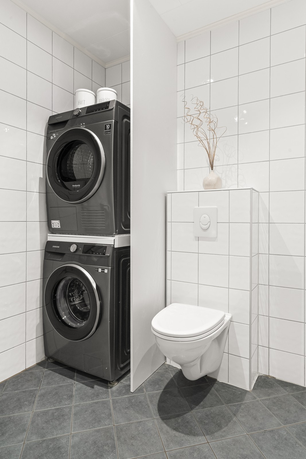 Rommet har opplegg for vaskesøyle, vegghengt toalett og elektriske varmekabler i gulvet. Galleribilde