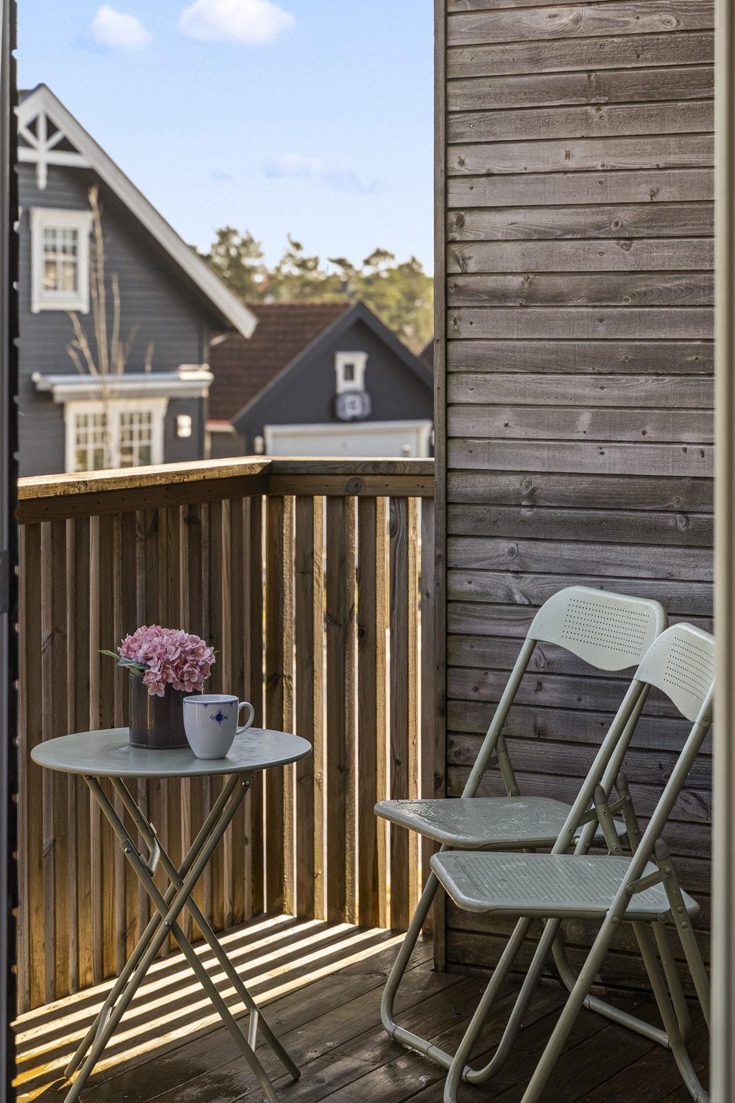 En hyggelig uteplass med plass til en liten sittegruppe. Galleribilde