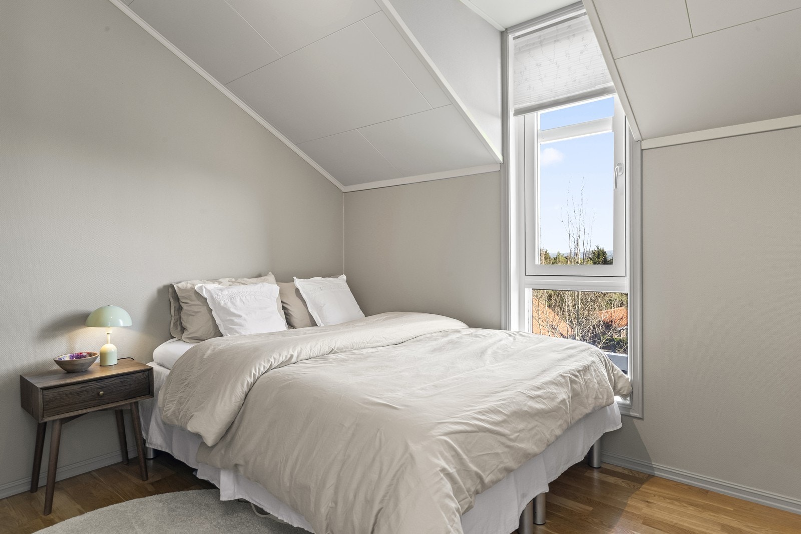 Det andre soverommet har også en god størrelse og malte flater fra 2025. Galleribilde