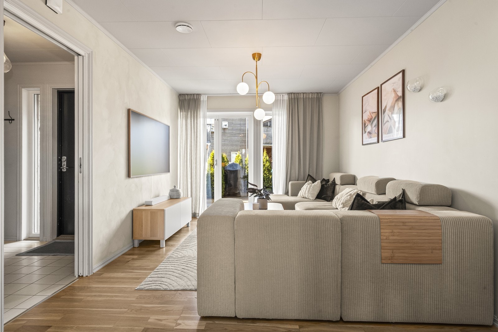 Stuen er et lyst og åpent rom med god plass til en romslig sofagruppe. Galleribilde