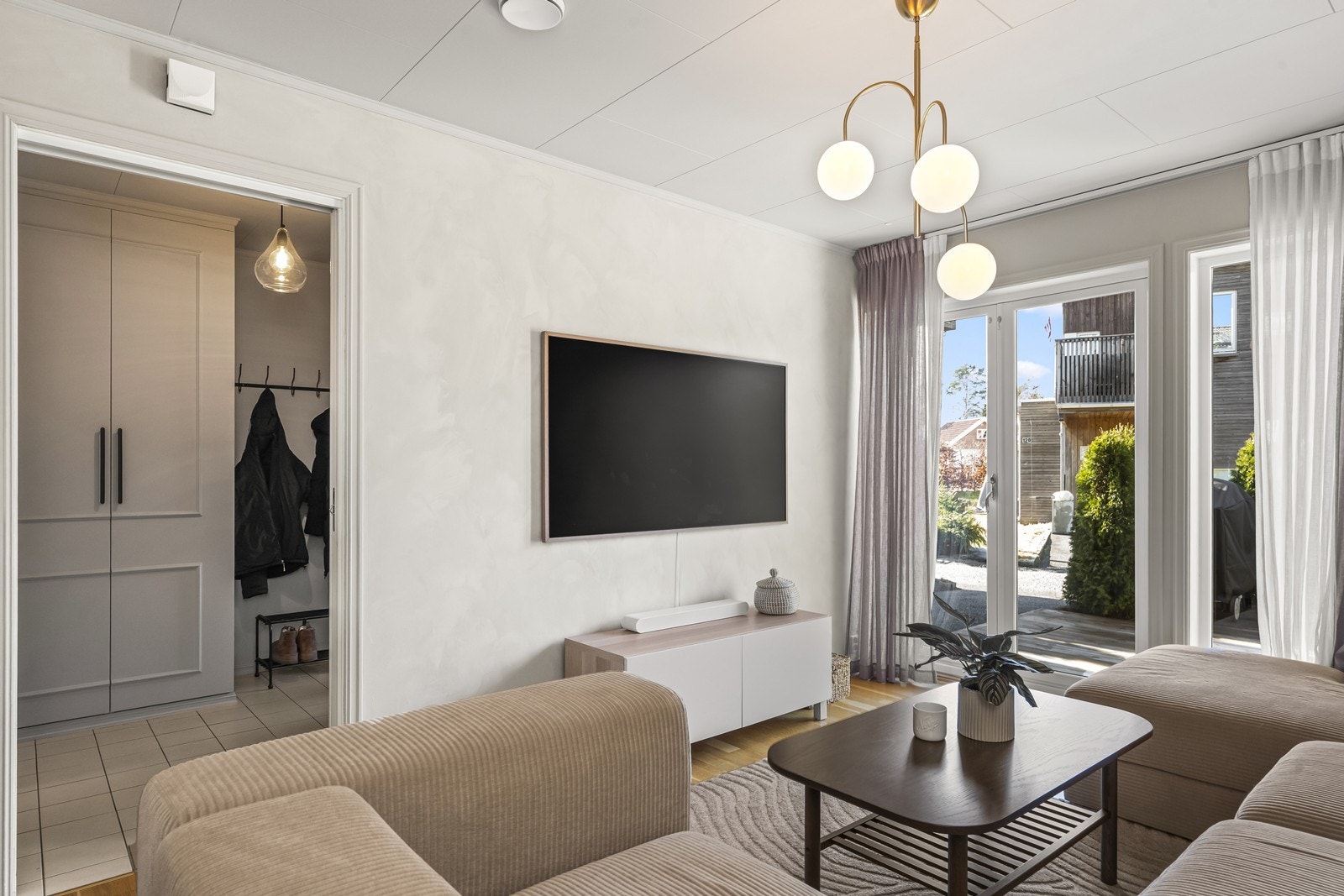 Alle overflater i etasjen ble helsparklet og malt i 2023, noe som gir et helhetlig inntrykk. Galleribilde