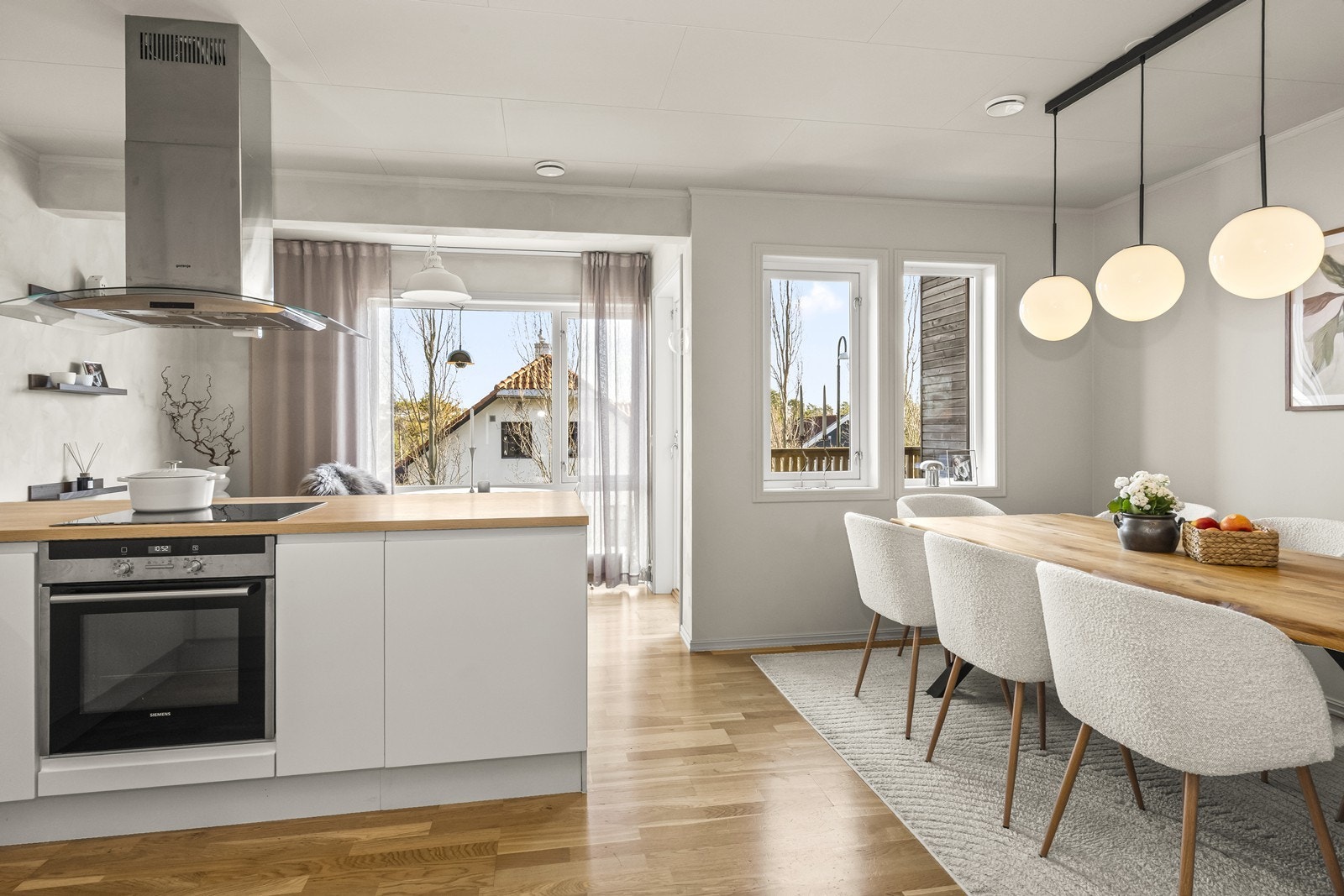 Den utvidede benkeplaten gir ekstra arbeidsflate og ytterligere oppbevaring. Galleribilde