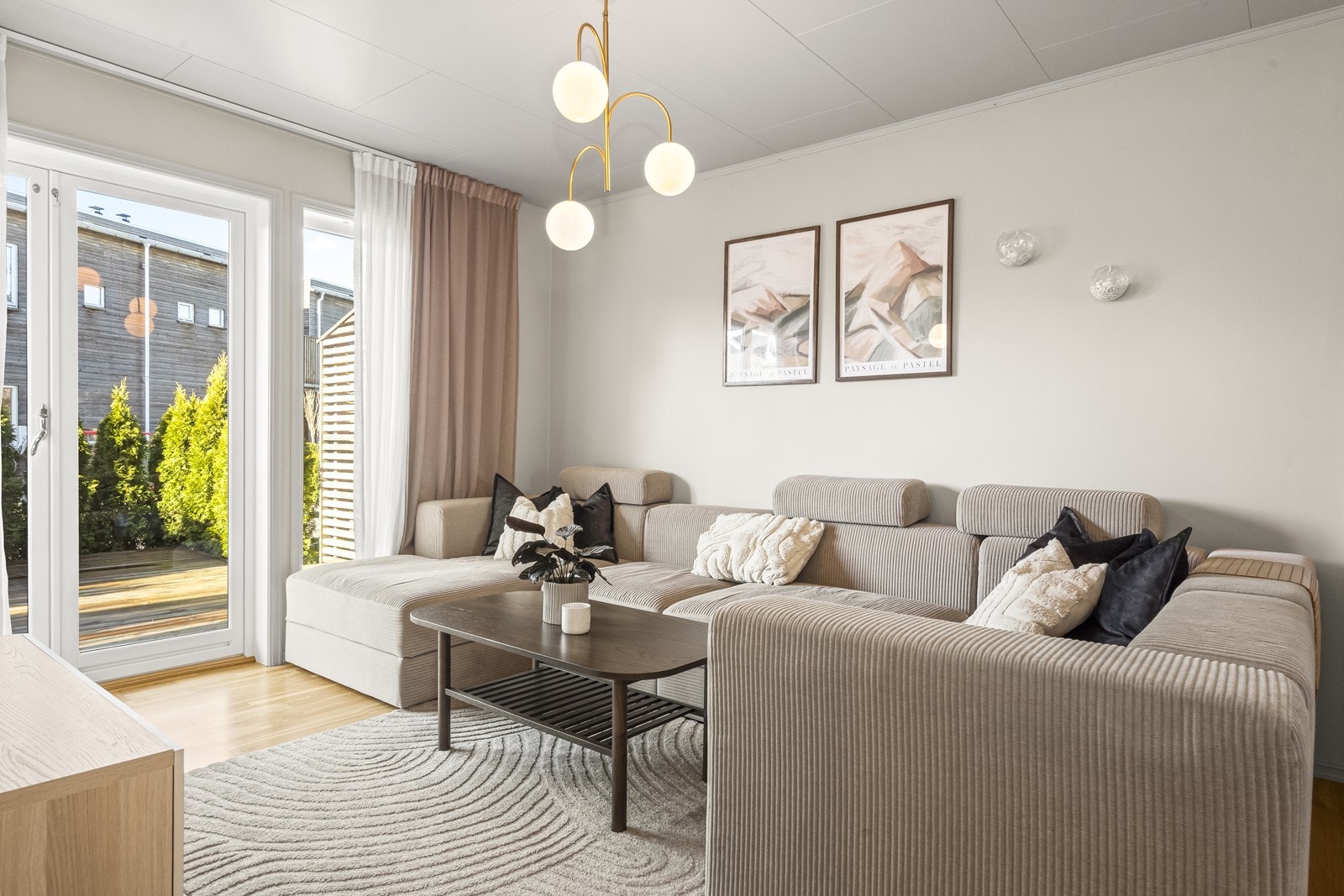 Fra stuen er det direkte utgang til terrasse. Galleribilde