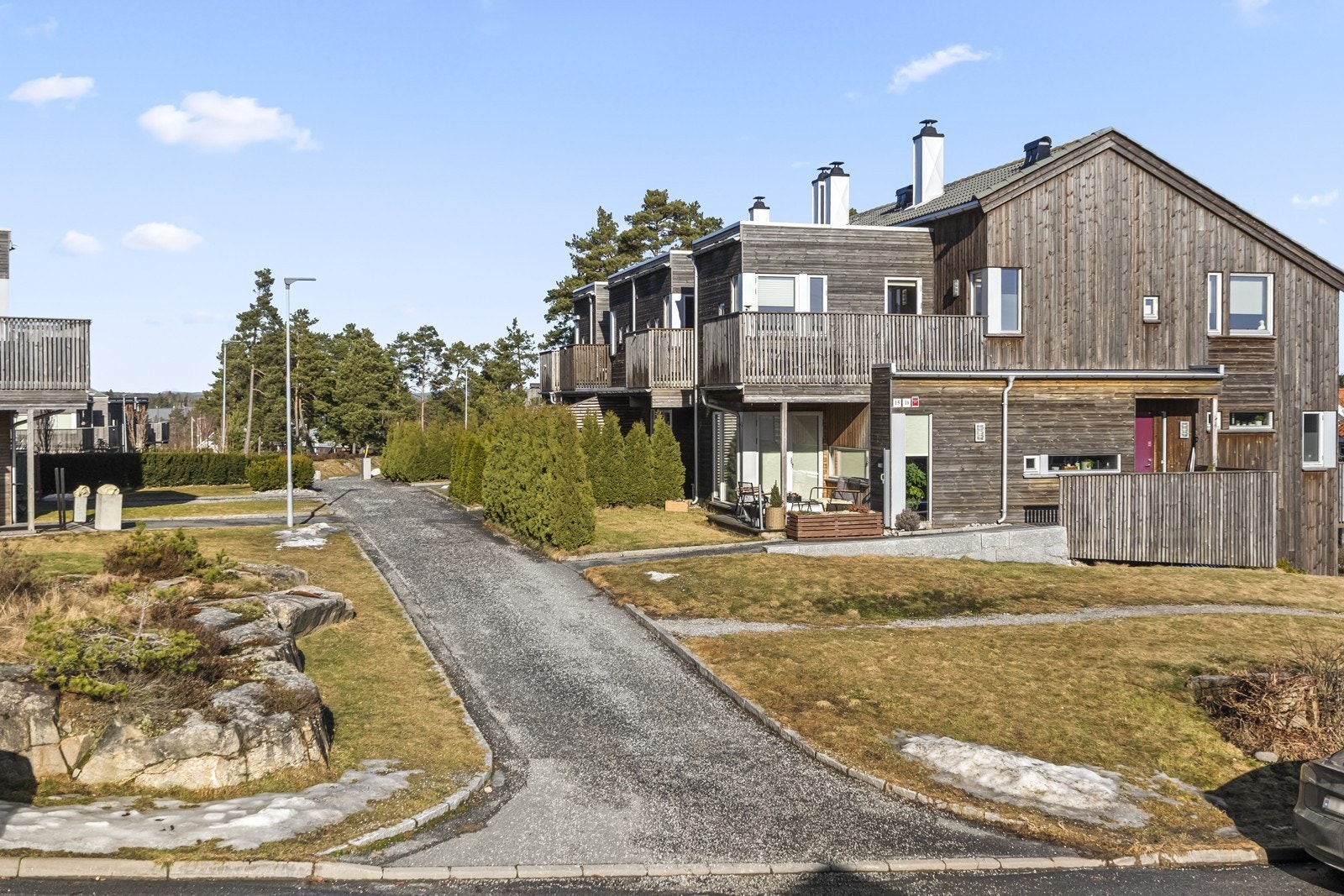 Rekkehuset fra 2014 ligger fint til i et veletablert og barnevennlig boligsameie. Galleribilde