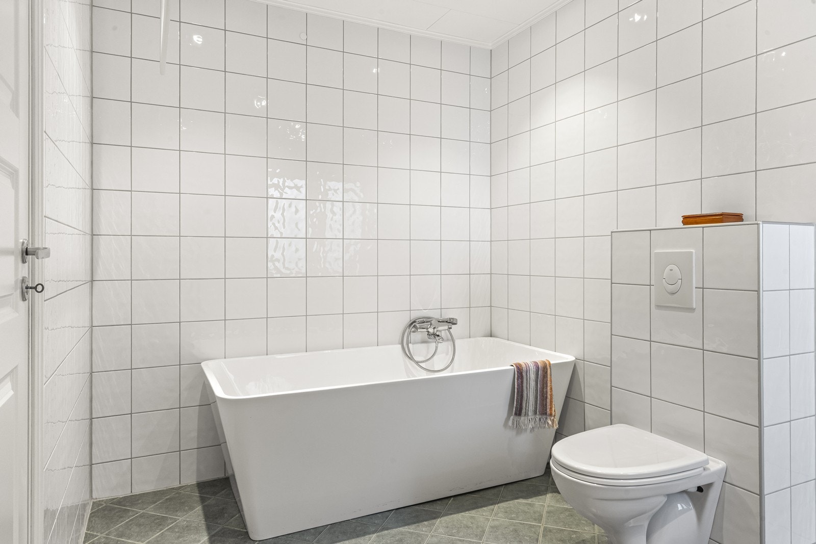 Badet i andre etasje er helfliset og utstyrt med et moderne badekar. Galleribilde