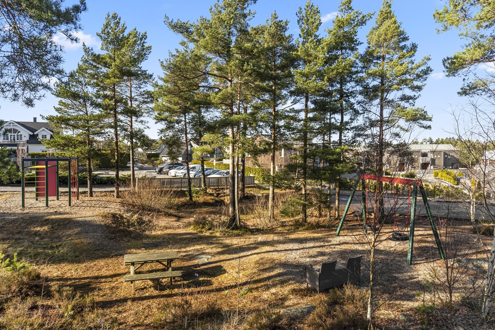 Nærområdet er familievennlig, med lekeplass og fine grøntområder rett utenfor døren. Galleribilde