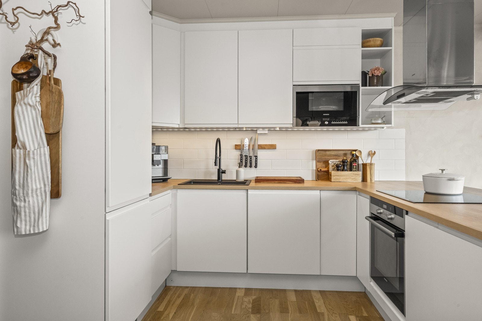 Kjøkkeninnredningen fra 2014 har integrerte hvitevarer og godt med skapplass. Galleribilde