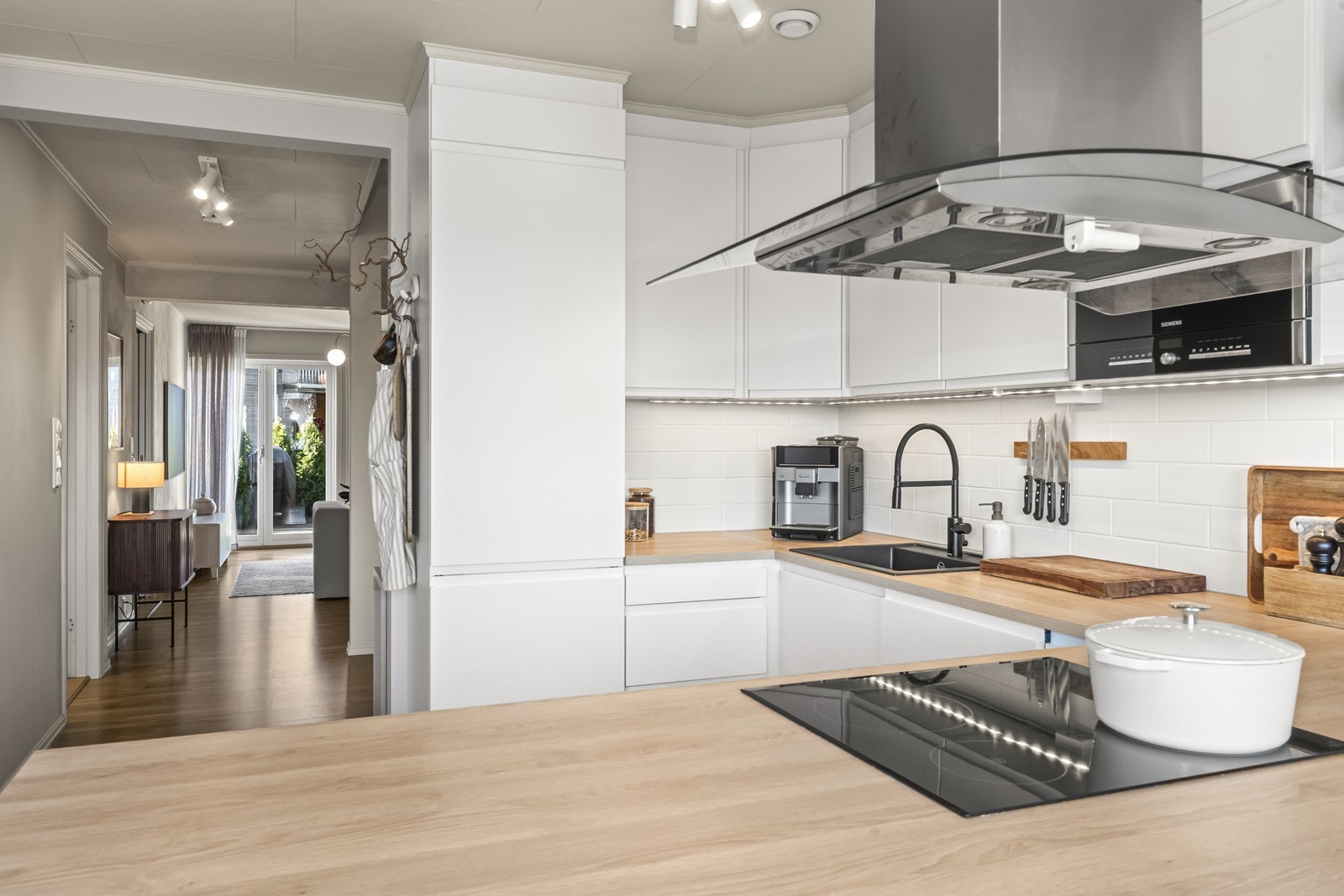 I 2024 ble kjøkkenet oppgradert med ny benkeplate i lys eik-laminat og ny vask. Galleribilde