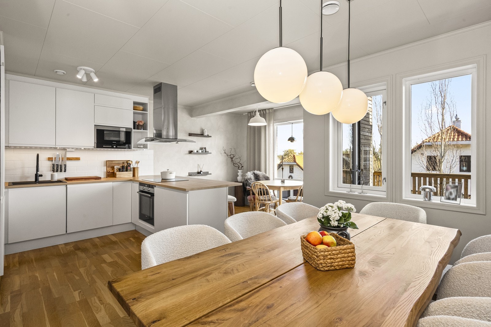 Den åpne løsningen gir god plass til en stor spisegruppe i tilknytning til kjøkkenet. Galleribilde