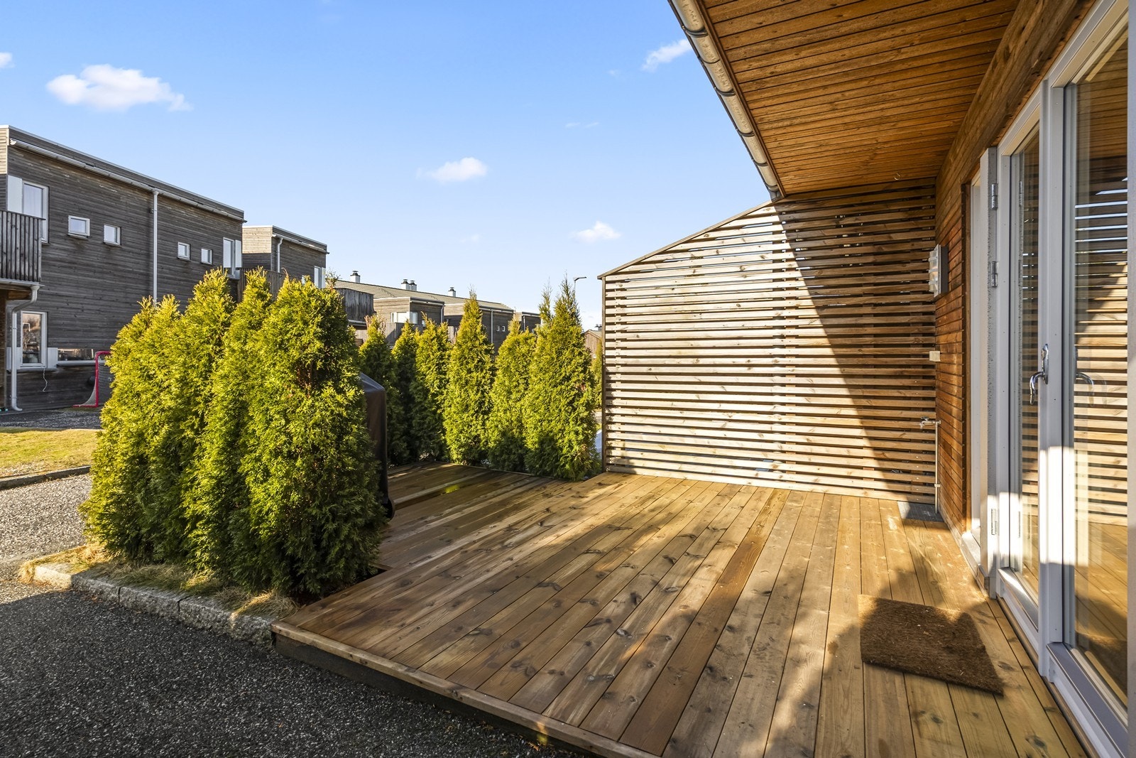 Ved inngangspartiet ble det i 2025 anlagt en ny, utvidet terrasse med skjult innfestning. Galleribilde