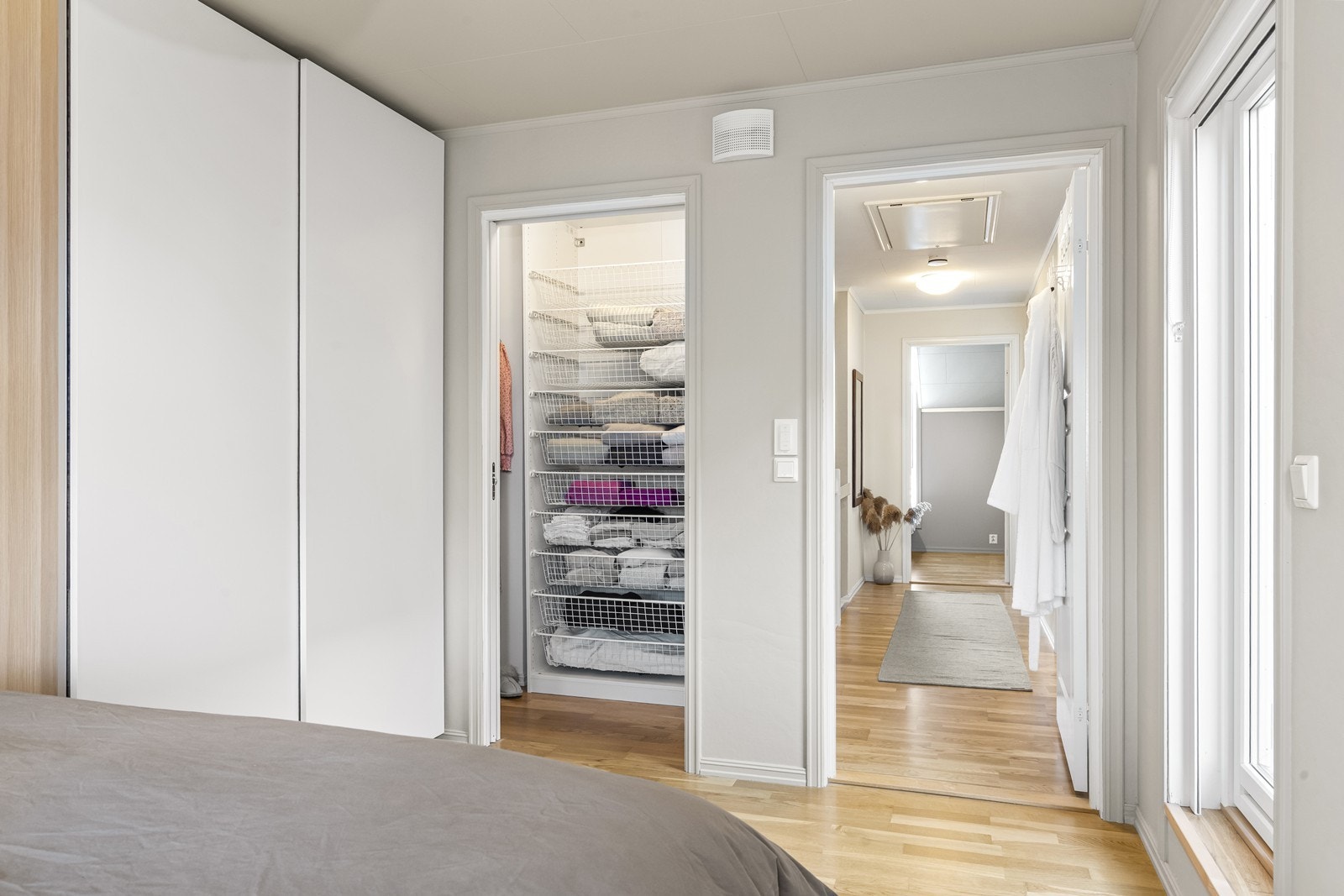 I tilknytning til hovedsoverommet er det en praktisk garderobe for god oppbevaring. Galleribilde