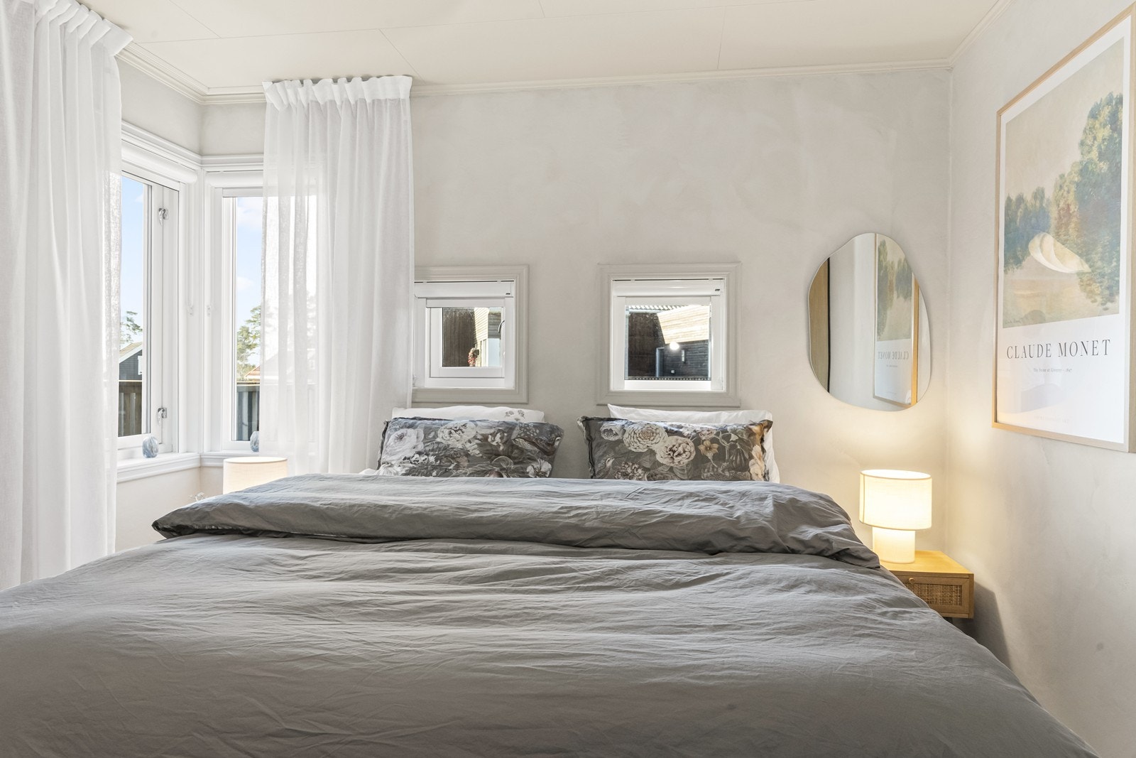 Rommet har en lys og behagelig atmosfære med parkett på gulvet. Galleribilde