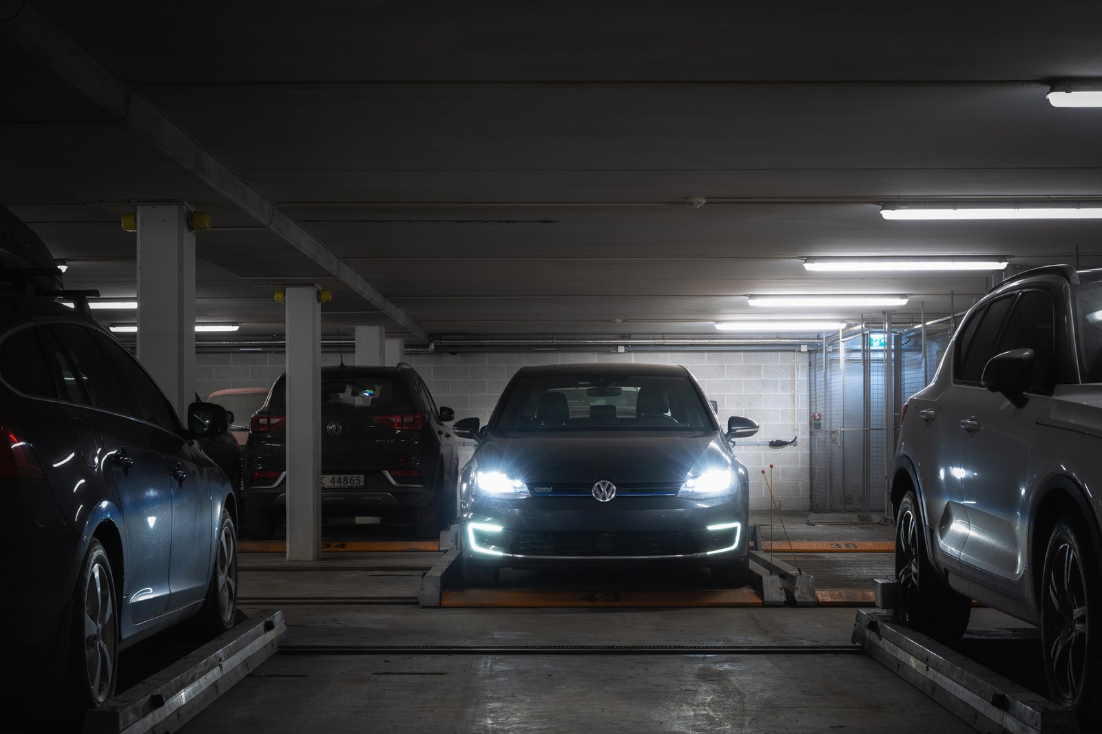 Det medfølger bruksrett til en p-plass i garasjekjeller. Det er mulig å lade bil på andre plasser, les mer i salgsoppgaven. Galleribilde