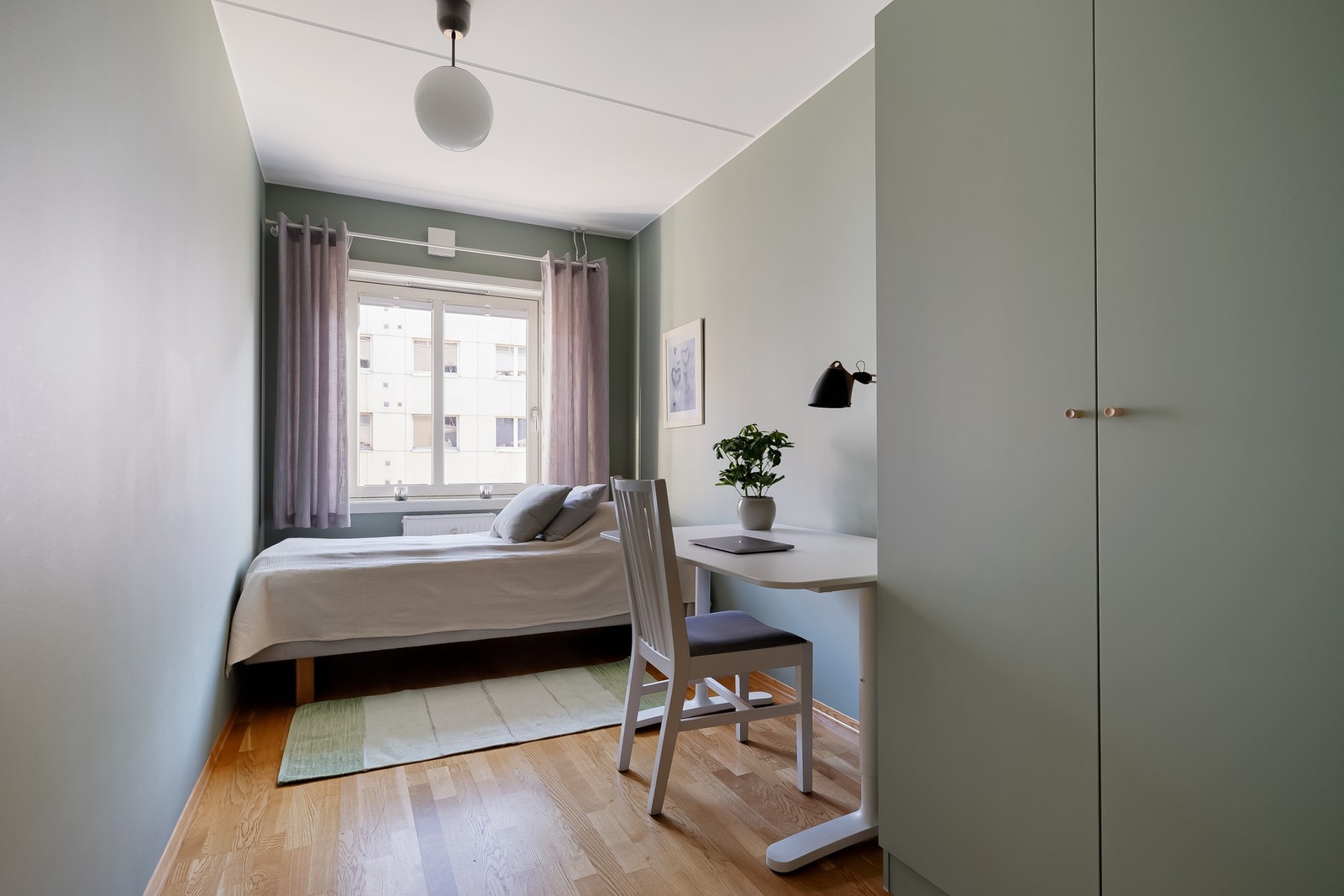 Det andre soverommet er også av god størrelse med plass til dobbeltseng og oppbevaringsmøblement Galleribilde