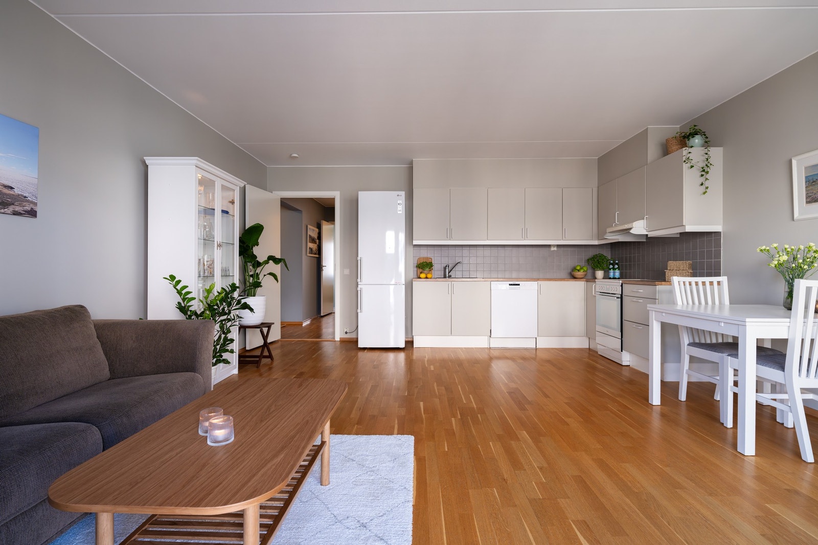 Den åpne stue- og kjøkkenløsningen gir et sosialt allrom. Galleribilde